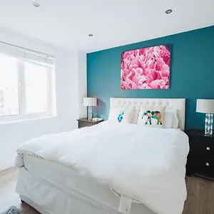 https://beautiful-central-family-apartment-for-6.cambridgehotelsuk.com